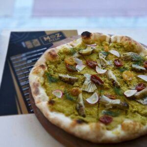 Moz Pizza: Ιταλική πίτσα, χανιώτικη μπίρα και βρετανική ροκ στον Κεραμικό