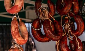 Prosou: Αλλαντικά ωρίμασης χωρίς πρόσθετα από τη Νέα Αρτάκη – και είναι εξαιρετικά