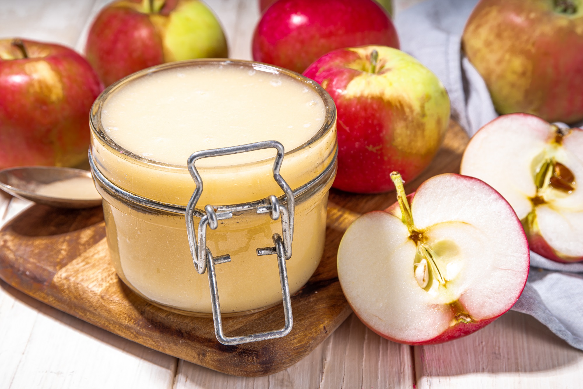 Homemade,Organic,Applesauce,,Healthy,Apple,Sauce,In,Small,Jar,With