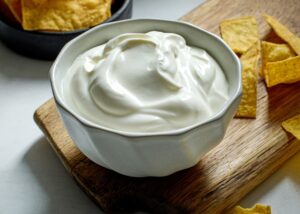 Πώς φτιάχνουμε sour cream στο σπίτι: Ο πιο εύκολος τρόπος + μια ελληνική παραλλαγή