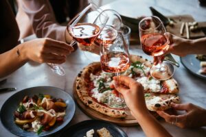 Galentine’s Day: 6 διευθύνσεις για ποτό και φαγητό με φίλες