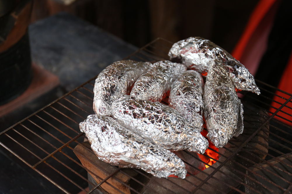 Πατάτες στο τζάκι: Πώς τις ψήνουμε και με τι γαρνίρουμε