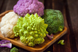 Fresh,Organic,White,And,Purple,Cauliflower,,Broccoli,,Romanesco,In,Wooden
