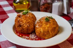 Σικελιάνικα arancini: 5 συνταγές με το αγαπημένο street food της Ιταλίας και η ιστορία του