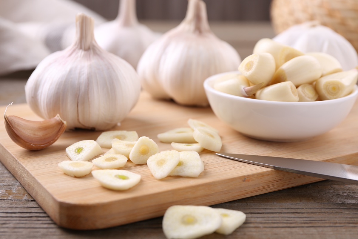 Aromatic,Cut,Garlic,,Cloves,And,Bulbs,On,Wooden,Table,,Closeup