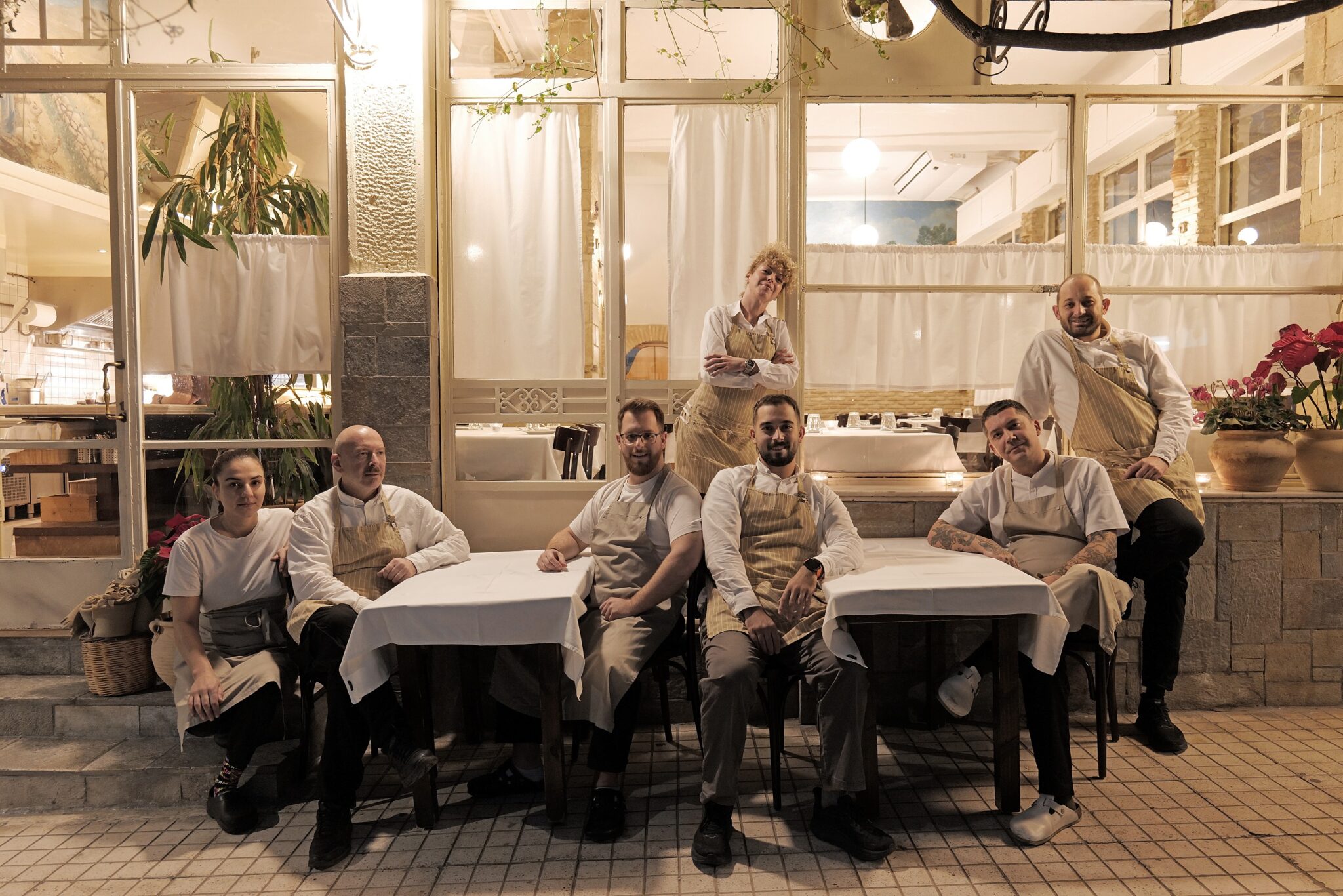 taverna twn filwn_anoigma2