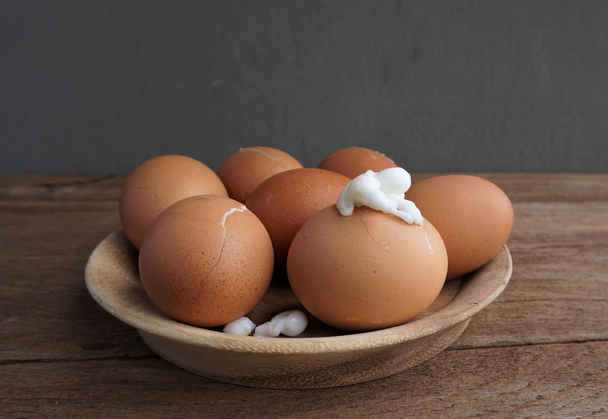 Selective,Focus,On,The,Egg,White,On,The,Eggshell,With