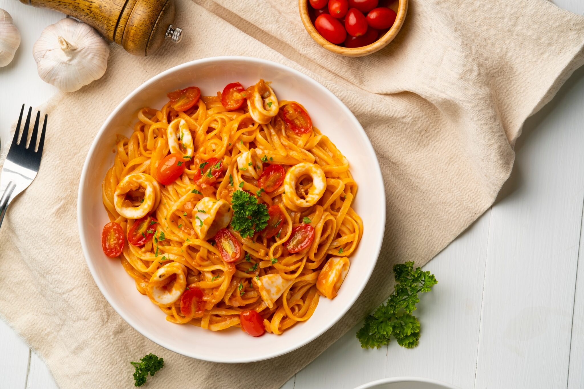 Linguine,Pasta,With,Squid,And,Cherry,Tomato,In,Tomato,Sauce