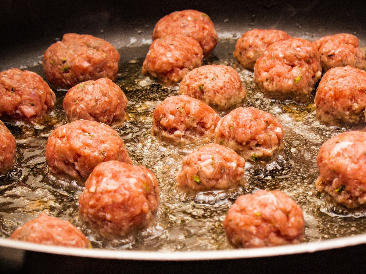 Meatballs,In,Boiling,Oil