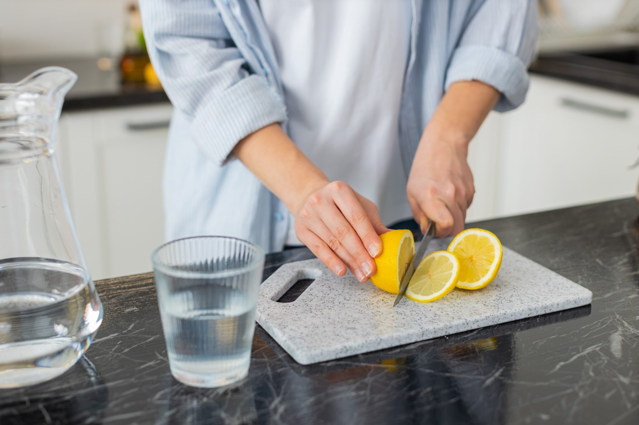 Hands,Cutting,Fresh,Lemon,On,Board,In,Kitchen,To,Make
