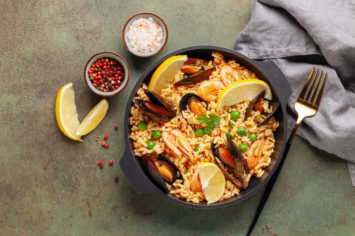 Traditional,Spanish,Seafood,Paella,With,Rice,,Mussels,,Shrimps,In,A