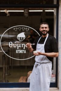 Στη Θύμηση του Νίκου Ζαμάνη για γλυκά κρεμερίας από γάλα, καραμέλα και σιρόπι