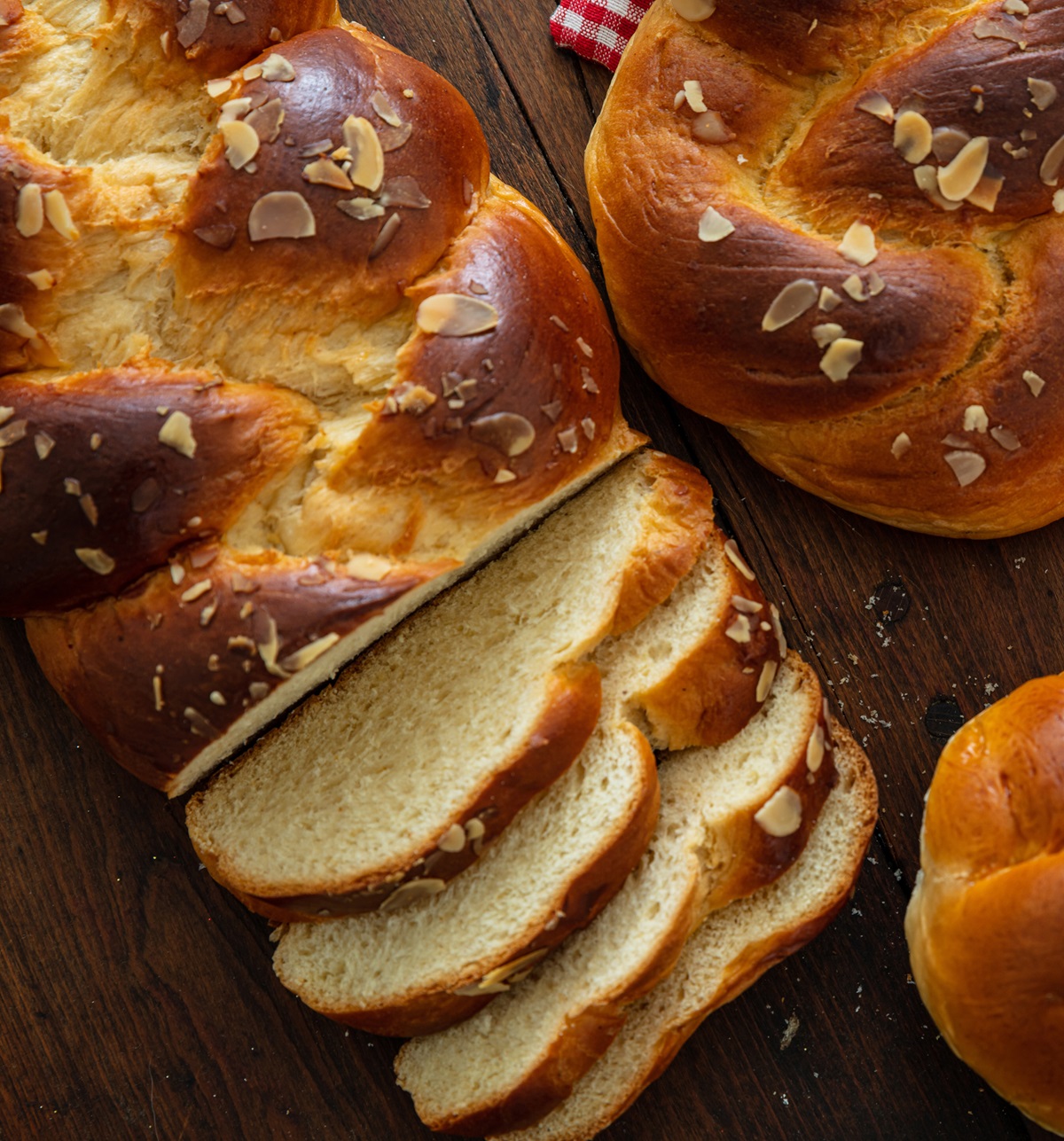 Sweet,Breads,,Easter,Tsoureki,Cozonac,Sliced,On,Wood,Table,Background,