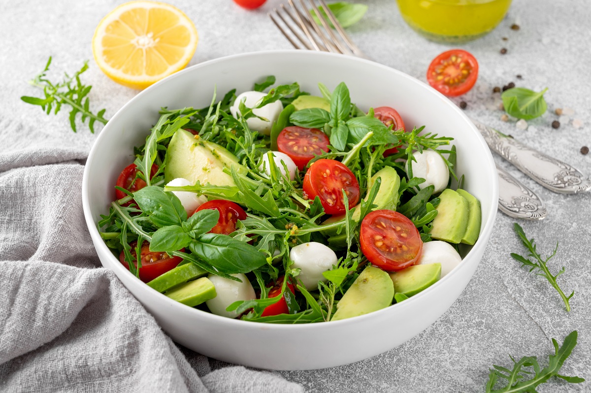 Fresh,Salad,With,Arugula,,Mozzarella,,Tomatoes,And,Avocado,In,A