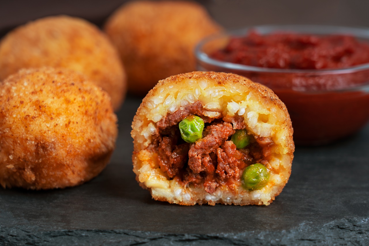 Close,Up,View,Of,Whole,And,Sliced,Arancini,Sicilian,Or