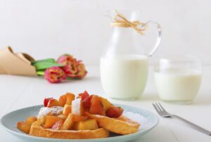 Αυγόφετες με τσουρέκι και φρέσκα φρούτα