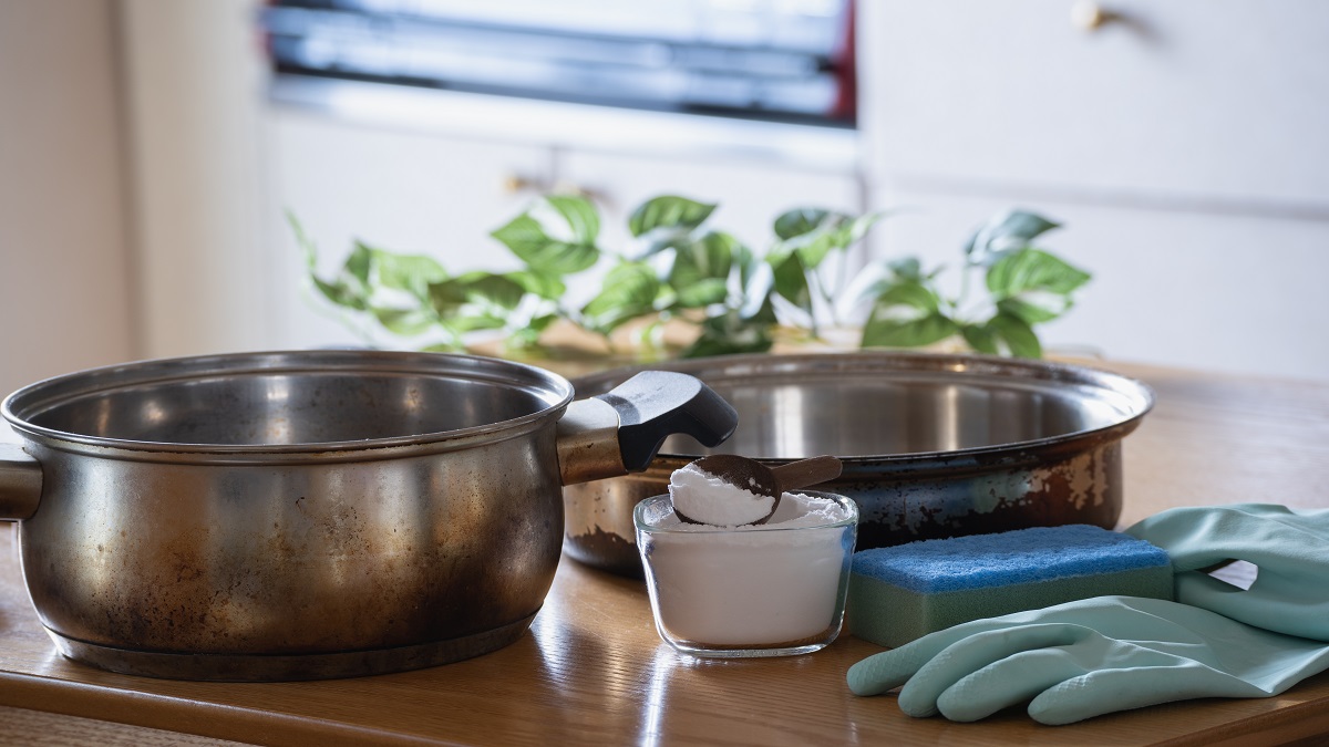 Clean,The,Burnt,And,Dirty,Pot,With,Baking,Soda.