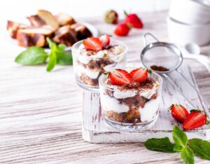 Trifle με τσουρέκι, γιαούρτι και φράουλες