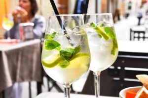 Η Αθήνα έγινε spritz city; Αυτά είναι τα αγαπημένα aperitivo spots στο κέντρο