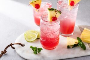 Cocktails με τζιν: 8 συνταγές για απολαυστικά απογεύματα στη βεράντα