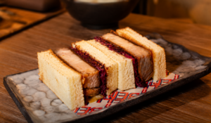 Το πιάτο της εβδομάδας: Pork Katsu Sando στα Ekiben σε Σύνταγμα και Γλυφάδα