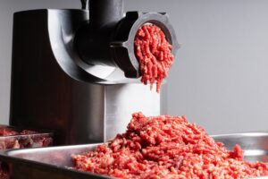 Έτοιμος κιμάς ή φρέσκος; Τι αλλάζει όταν κόβεται μπροστά μας