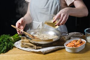 Μαγειρική με κρασί: Ποιο ταιριάζει σε κάθε φαγητό και πότε το προσθέτουμε για καλύτερο αποτέλεσμα
