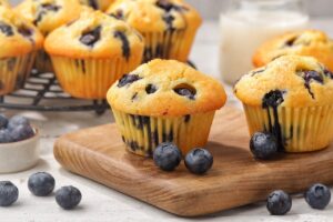 Muffins με βρώμη, γιαούρτι και μύρτιλα