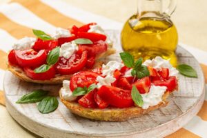 Από τα βελανίδια μέχρι τη ροζέ Κρήτης: Ποιες ντομάτες και ντοματίνια ταιριάζουν σε κάθε φαγητό (+συνταγές)