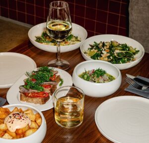Okupa Kitchen & Listening Bar: Για τηγανητό κοτόπουλο με buttermilk και σουβλάκι αρνιού