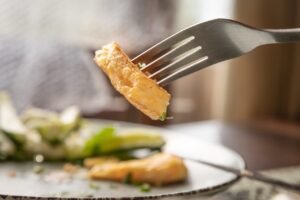 Τι κάνουμε όταν κάποιος πνίγεται από φαγητό; Οι οδηγίες πρώτων βοηθειών