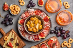 Aperitivo της τελευταίας στιγμής: Τι αγοράζουμε από το σουπερμάρκετ για να το στήσουμε σε 5 λεπτά