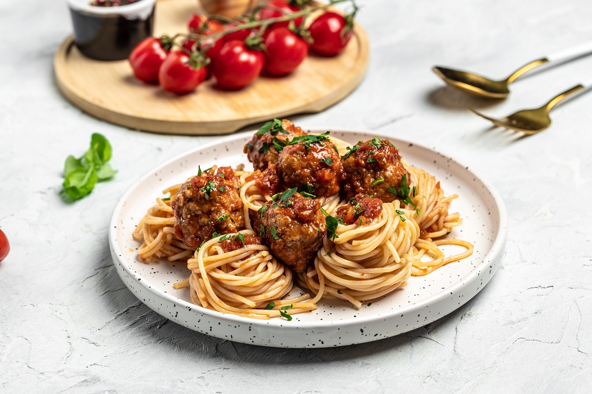 Meatballs,Served,Over,Italian,Spaghetti,Pasta,With,Tomato,Sauce,On