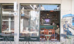 10 νεο-καφενεία σε όλη στην Αθήνα που παντρεύουν το παλιό με το σύγχρονο