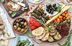 Το ελληνικό aperitivo: Οι μεζέδες που ταιριάζουν ιδανικά με ένα spritz