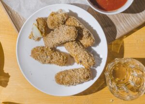 Στικς μοτσαρέλας με σος ντομάτας