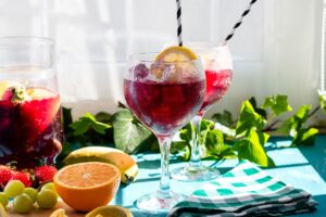 Tinto de Verano: Το παραδοσιακό ισπανικό cocktail που συναγωνίζεται επάξια τη Sangria