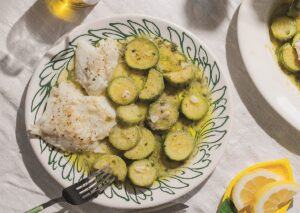 Παστός μπακαλιάρος με κολοκυθάκια, λεμονάτος