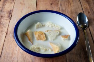 Τριψάνα: Το ξεχασμένο ελληνικό comfort food με δύο υλικά που μεγάλωσε ολόκληρες γενιές