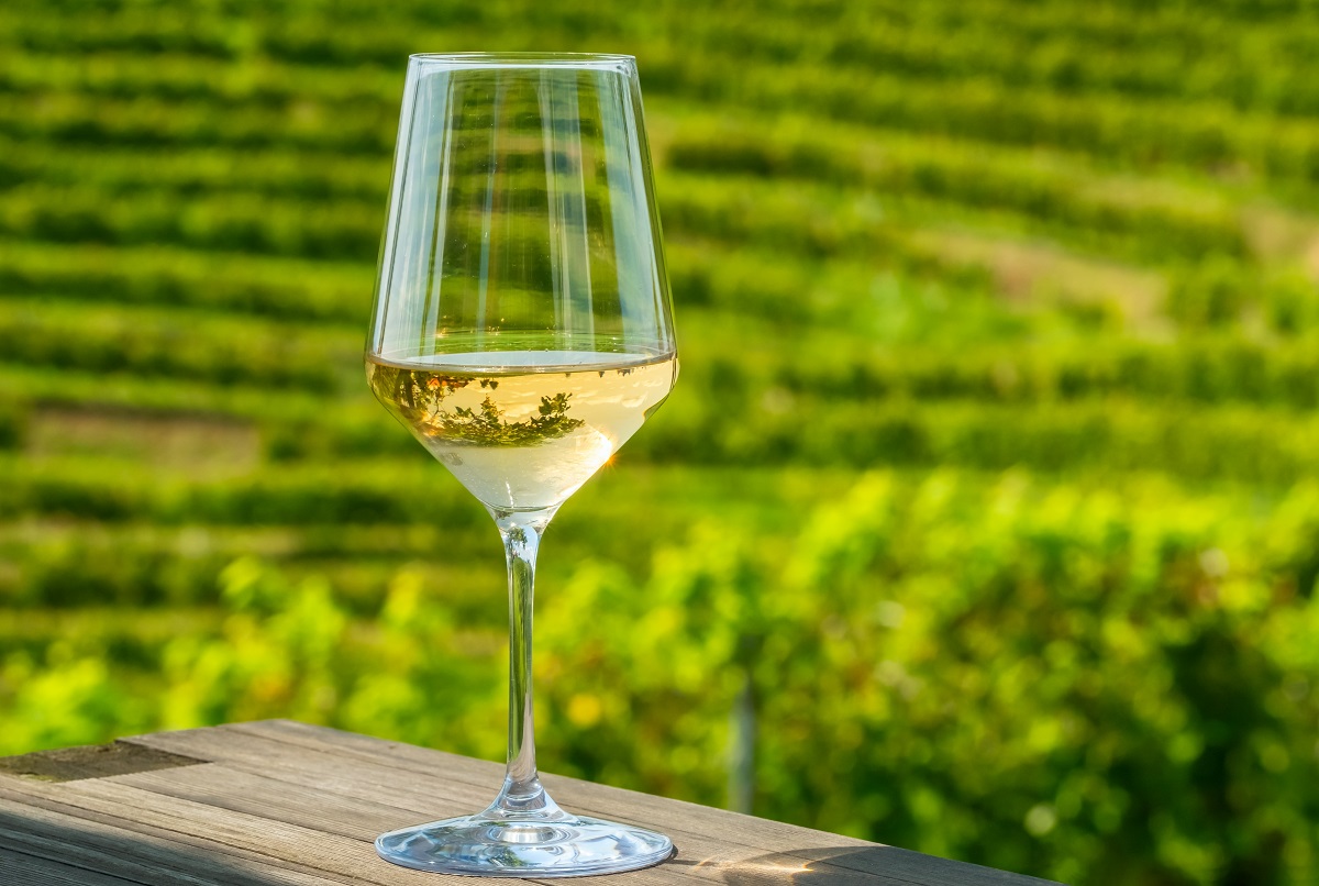 Close-up,Of,A,Glass,Of,White,Wine,On,A,Wooden