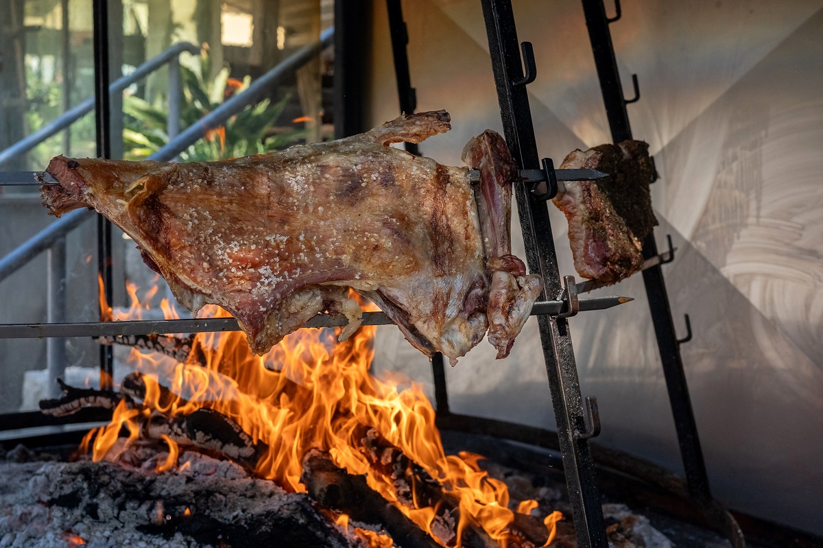 Traditional,Lamb,Roasting,On,An,Open,Fire,In,Crete,,Greece.