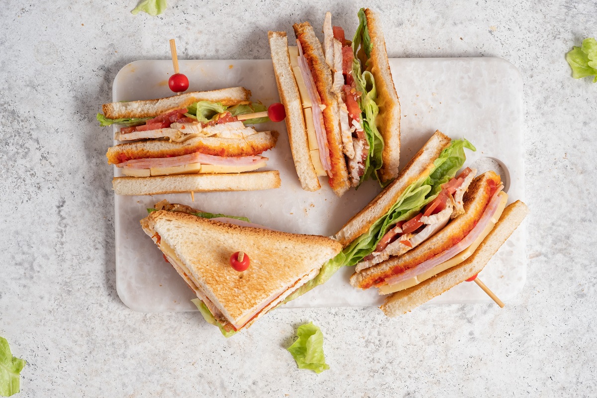 Club,Sandwich,With,Ham,,Cheese,,Tomatoes,,Lettuce,,And,Toasted,Bread