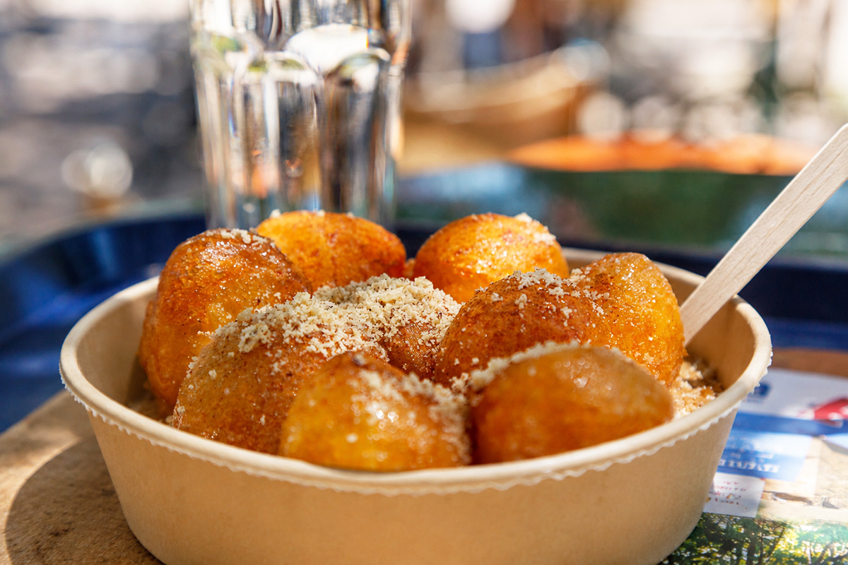 paradosiakoi-loukoumades-sta-panigyria_anoigma