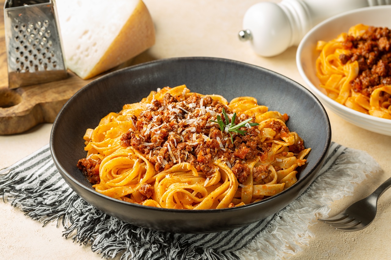 Plates,With,Tagliatelle,Al,Ragu,-,Long,,Flat,Egg,Pasta