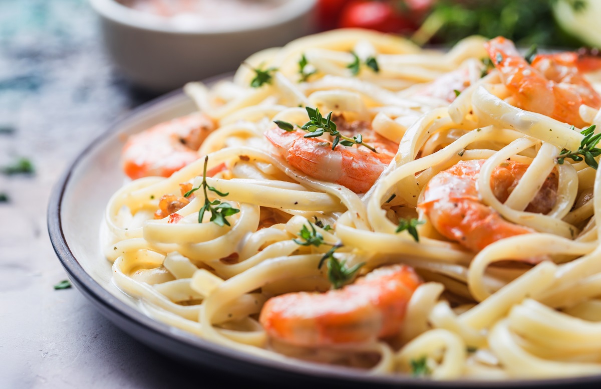 Italian,Pasta,Fettuccine,In,A,Creamy,Sauce,With,Shrimp,On