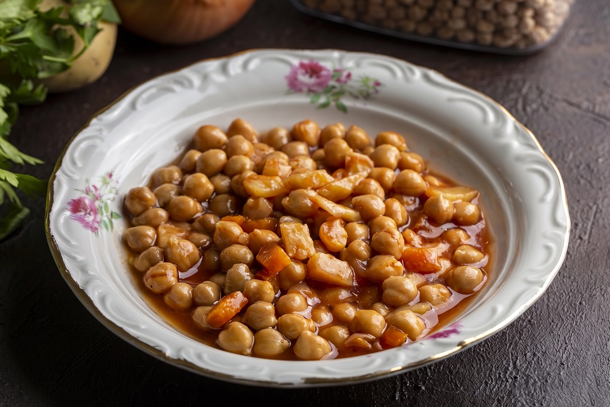 Traditional,Turkish,Chickpea,Stew,Cooked,With,Onions,And,Carrots,Served