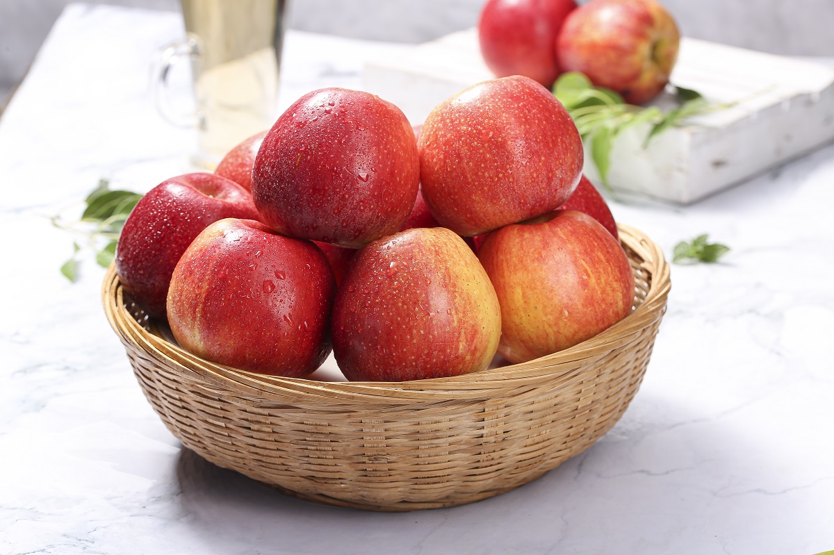 Fresh,Red,Gala,Apples,With,Water,Droplets,Arranged,In,Wicker