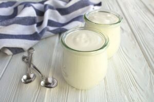Μπορούμε να φτιάξουμε γιαούρτι στο σπίτι; Χρειαζόμαστε μόνο γάλα και 2 κουταλιές γιαούρτι