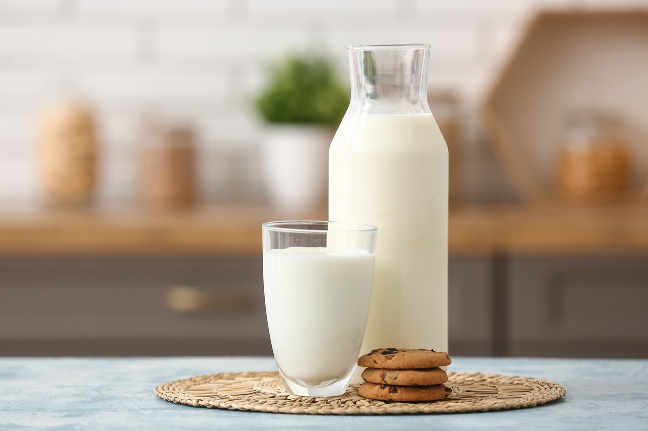 Glass,And,Bottle,Of,Fresh,Milk,With,Sweet,Cookies,On