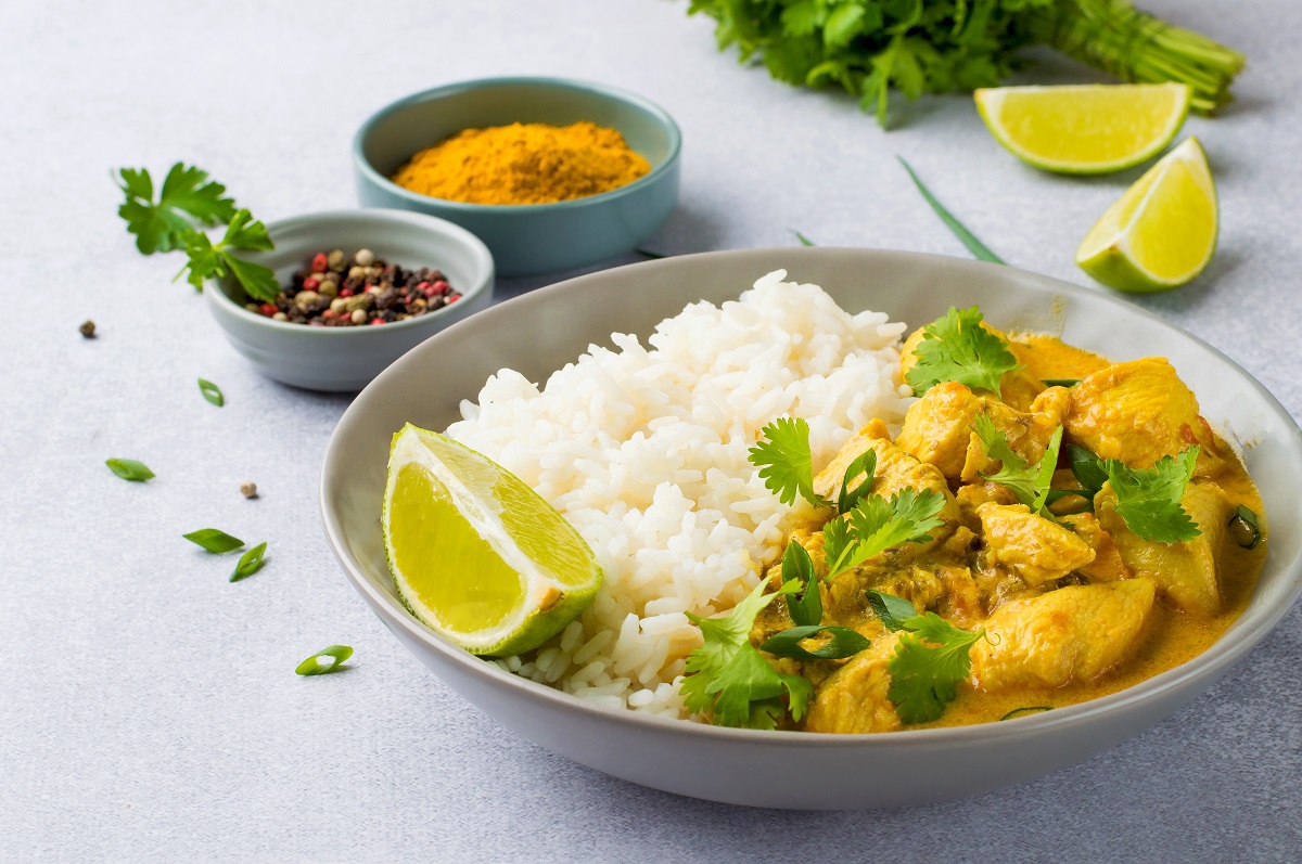 Curry,Sauce,With,Chicken,And,Rice,In,A,Plate,,Lime,